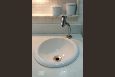 Apartamento para alugar com 65m², 2 quartos e sem vagaDetalhe lavatório do banheiro social