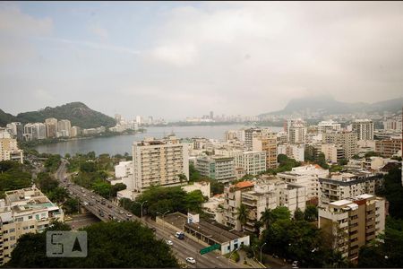 Apartamento para alugar com 65m², 2 quartos e sem vagaVista externa do playground