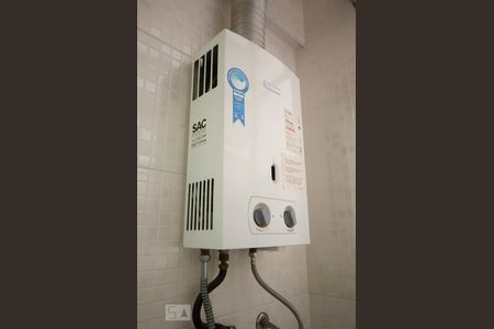 Apartamento para alugar com 65m², 2 quartos e sem vagaDetalhe aquecedor a gás na área de serviço