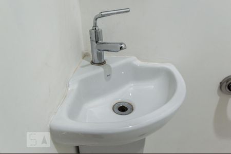 Banheiro de kitnet/studio para alugar com 1 quarto, 26m² em Bethaville I, Barueri