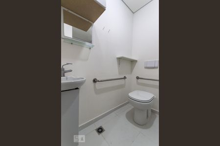 Banheiro de kitnet/studio para alugar com 1 quarto, 26m² em Bethaville I, Barueri