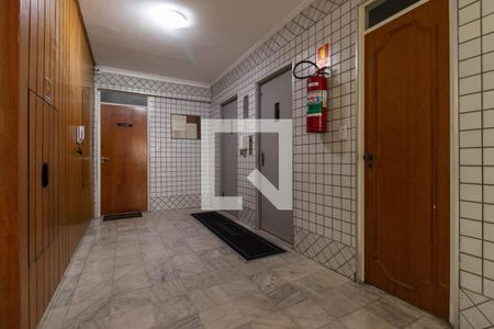 Apartamento à venda com 56m², 2 quartos e 1 vaga Apartamento à venda com 56m², 2 quartos e 1 vagaHall de entrada e elevadores