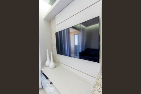 Televisão na sala de apartamento para alugar com 2 quartos, 56m² em Jardim Goiás, Goiânia