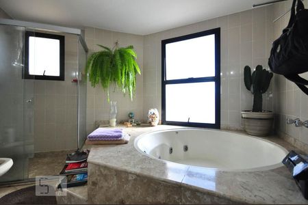 Apartamento para alugar com 220m², 4 quartos e 3 vagas Apartamento para alugar com 220m², 4 quartos e 3 vagasDetalhe do banheiro suíte 2