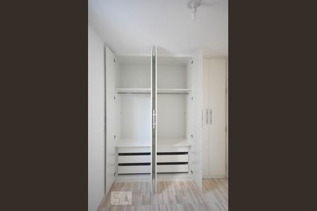 Apartamento à venda com 64m², 2 quartos e 1 vaga Apartamento à venda com 64m², 2 quartos e 1 vagaArmário da suíte