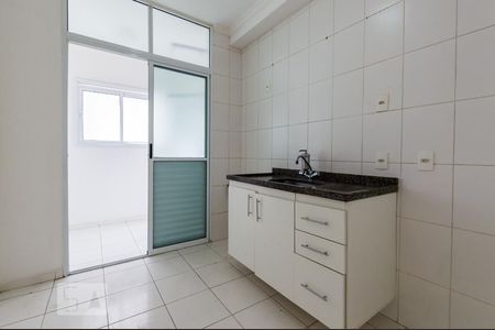 Cozinha de apartamento para alugar com 2 quartos, 58m² em Jardim Tupanci, Barueri