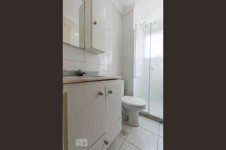 Banheiro de apartamento para alugar com 2 quartos, 58m² em Jardim Tupanci, Barueri