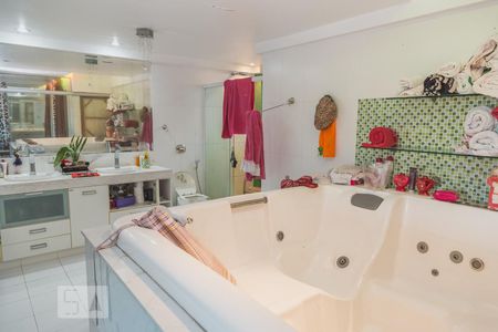 Apartamento à venda com 600m², 5 quartos e 6 vagas Apartamento à venda com 600m², 5 quartos e 6 vagasSuíte 4- banheiro