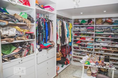 Apartamento à venda com 600m², 5 quartos e 6 vagas Apartamento à venda com 600m², 5 quartos e 6 vagasSuíte 4 - closet 1