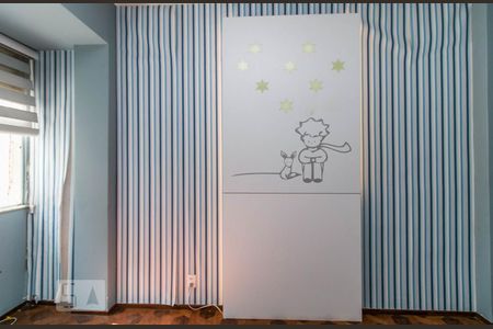 Apartamento à venda com 110m², 3 quartos e 1 vagaDetalhe painel aceso com algumas partes descolando