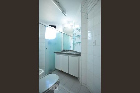 Banheiro de apartamento à venda com 1 quarto, 55m² em Vila Andrade, São Paulo