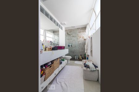 Apartamento à venda com 200m², 3 quartos e 2 vagasBanheiro da suite