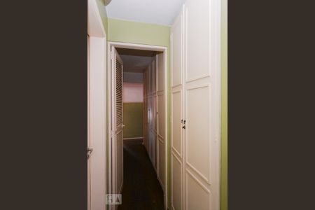 Apartamento à venda com 142m², 4 quartos e 1 vaga Apartamento à venda com 142m², 4 quartos e 1 vagaArmário corredor