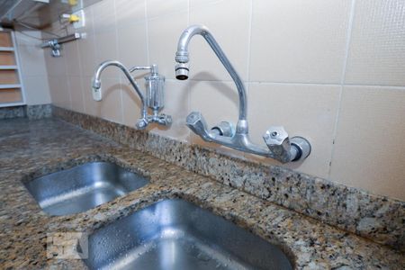 Apartamento à venda com 142m², 4 quartos e 1 vaga Apartamento à venda com 142m², 4 quartos e 1 vagaTorneira cozinha