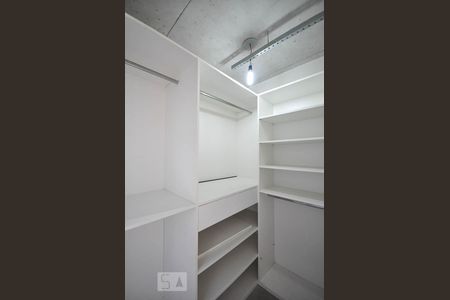 Armário do quarto  de kitnet/studio à venda com 1 quarto, 70m² em Vila Indiana, São Paulo