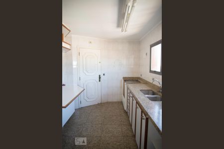Apartamento à venda com 148m², 3 quartos e 3 vagas Apartamento à venda com 148m², 3 quartos e 3 vagasCozinha vista lateralmente