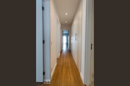 Corredor de armários de apartamento para alugar com 4 quartos, 177m² em Alphaville Empresarial, Barueri