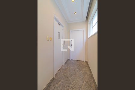 Apartamento à venda com 206m², 3 quartos e 1 vaga Apartamento à venda com 206m², 3 quartos e 1 vagaHall