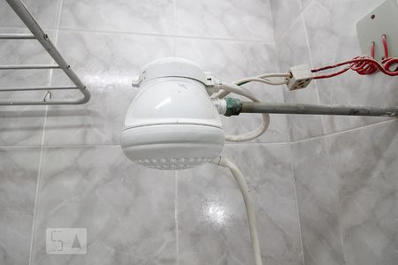 Chuveiro Banheiro. de kitnet/studio para alugar com 1 quarto, 30m² em Copacabana, Rio de Janeiro