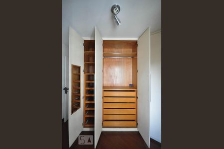 Apartamento para alugar com 170m², 3 quartos e 3 vagas Apartamento para alugar com 170m², 3 quartos e 3 vagasArmário do quarto 2