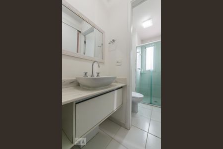 Banheiro da suíte de kitnet/studio para alugar com 1 quarto, 62m² em Melville Empresarial Ii, Barueri