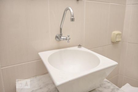 Pia do banheiro da suíte de apartamento à venda com 1 quarto, 28m² em Humaitá, Rio de Janeiro