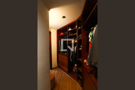 Apartamento à venda com 145m², 4 quartos e 3 vagas Apartamento à venda com 145m², 4 quartos e 3 vagasCloset da suíte