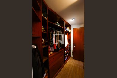 Apartamento à venda com 145m², 4 quartos e 3 vagas Apartamento à venda com 145m², 4 quartos e 3 vagasCloset da suíte