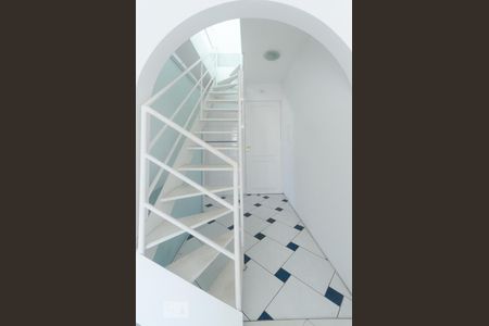 Apartamento para alugar com 104m², 3 quartos e 2 vagas Apartamento para alugar com 104m², 3 quartos e 2 vagasEscada