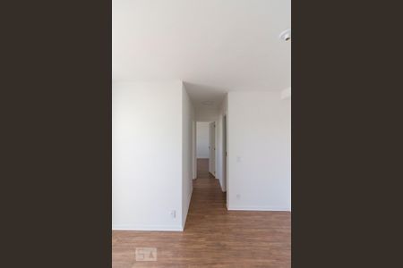 Corredor de acesso aos quartos e banheiro  de apartamento para alugar com 2 quartos, 54m² em Jardim Independência, São Paulo