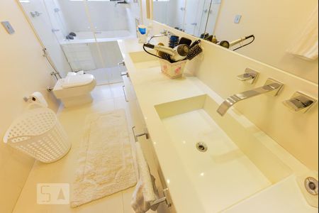 Casa à venda com 450m², 4 quartos e 4 vagas Casa à venda com 450m², 4 quartos e 4 vagasBanheiro Suíte 2