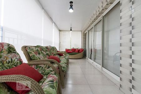 Apartamento à venda com 182m², 3 quartos e 3 vagasVaranda Gourmet com Jardim 