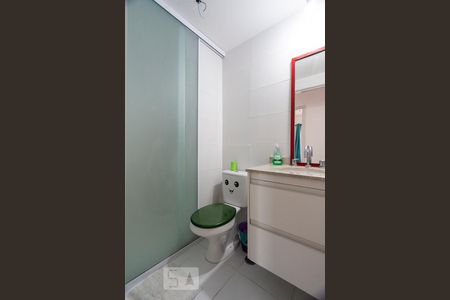 Banheiro social de apartamento à venda com 2 quartos, 67m² em Chácara Inglesa, São Paulo