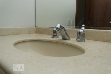 Apartamento à venda com 375m², 4 quartos e 5 vagas Apartamento à venda com 375m², 4 quartos e 5 vagasDetalhe do banheiro da suíte 1