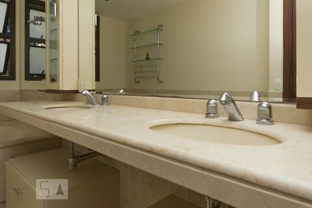 Apartamento à venda com 375m², 4 quartos e 5 vagas Apartamento à venda com 375m², 4 quartos e 5 vagasDetalhe do banheiro da suíte 4