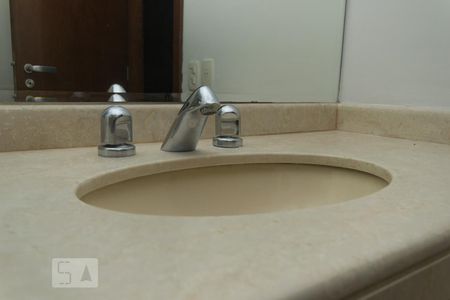 Apartamento à venda com 375m², 4 quartos e 5 vagas Apartamento à venda com 375m², 4 quartos e 5 vagasDetalhe do banheiro da suíte 2