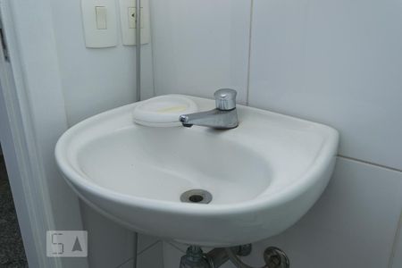 Apartamento à venda com 375m², 4 quartos e 5 vagas Apartamento à venda com 375m², 4 quartos e 5 vagasDetalhe do banheiro de serviço