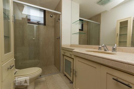 Apartamento à venda com 375m², 4 quartos e 5 vagas Apartamento à venda com 375m², 4 quartos e 5 vagasBanheiro da suíte 2