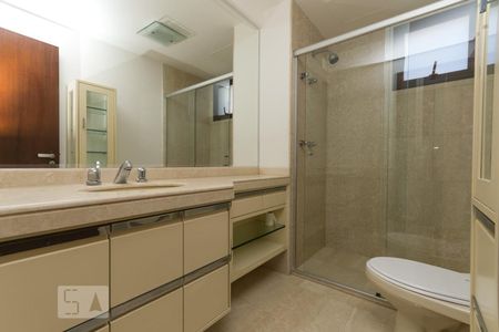 Apartamento à venda com 375m², 4 quartos e 5 vagas Apartamento à venda com 375m², 4 quartos e 5 vagasBanheiro da suíte 1