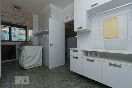 Apartamento à venda com 375m², 4 quartos e 5 vagas Apartamento à venda com 375m², 4 quartos e 5 vagasÁrea de serviço