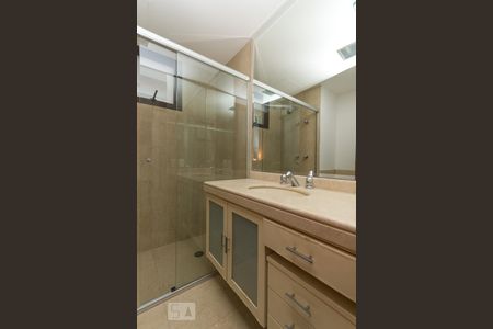 Apartamento à venda com 375m², 4 quartos e 5 vagas Apartamento à venda com 375m², 4 quartos e 5 vagasBanheiro da suíte 3