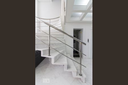 Apartamento à venda com 380m², 4 quartos e 1 vagaEscada para piso superior dos quartos 