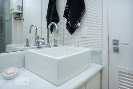 Banheiro da suíte de apartamento à venda com 1 quarto, 50m² em Humaitá, Rio de Janeiro