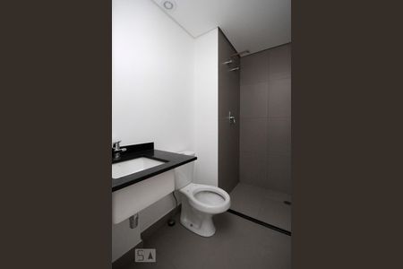 Banheiro de kitnet/studio para alugar com 1 quarto, 28m² em República, São Paulo