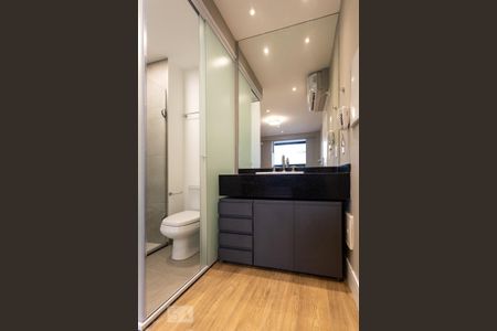 Banheiro da suíte de kitnet/studio para alugar com 1 quarto, 51m² em Vila Olímpia, São Paulo