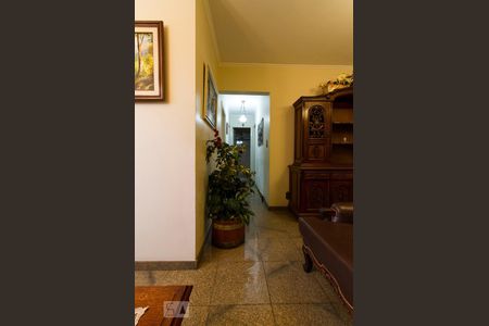 Corredor de Acesso aos Quartos e Banheiro  de apartamento para alugar com 3 quartos, 80m² em Vila Gomes Cardim, São Paulo