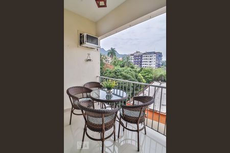 Apartamento à venda com 92m², 2 quartos e 1 vagaVaranda