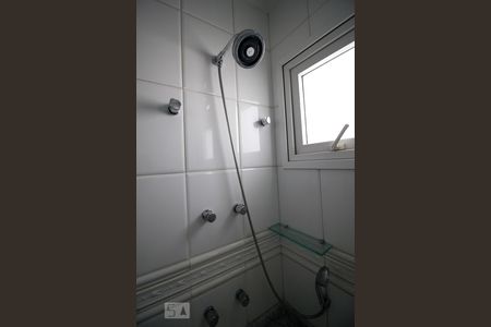 Casa de condomínio para alugar com 3564m², 4 quartos e 6 vagasChuveiro suíte 3