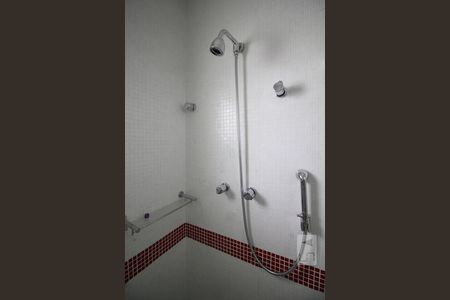 Casa de condomínio para alugar com 3564m², 4 quartos e 6 vagasChuveiro suíte 1