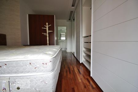 Casa de condomínio para alugar com 3564m², 4 quartos e 6 vagasSuíte 3